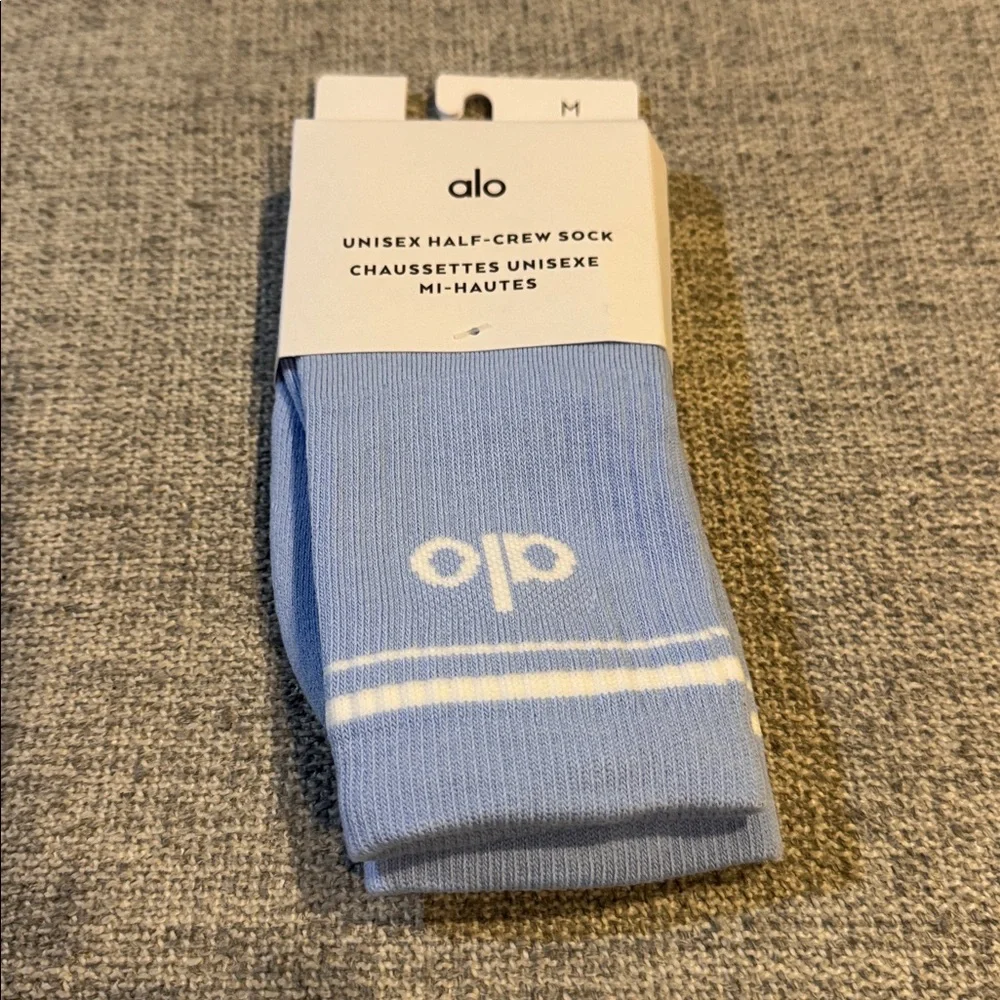 NWT. ALO Yoga Seashell Blue Half-Crew Throwback Socks Size Medium - Picture 1 of 4